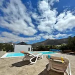 Casa Marisa With Heated Pool & Garden بيت للعطل