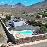 Casa Marisa With Heated Pool & Garden بيت للعطل