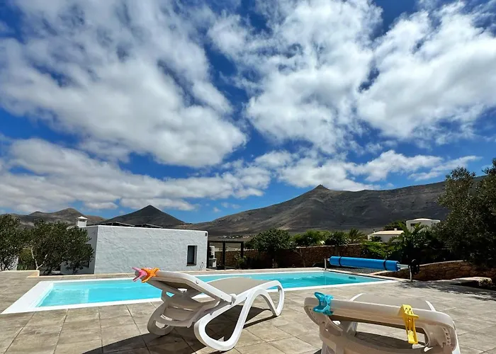 Casa Marisa With Heated Pool & Garden Nyaraló